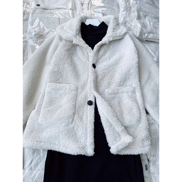 set váy body đen cổ 3p mix áo lông trắng thụng