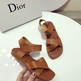 Sandal quai chéo hình chụp thật