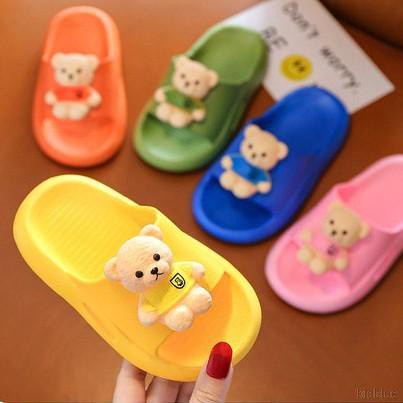 Dép Trẻ Em Bằng Nhựa PVC Đế Mềm Đính Gấu Hoạt Hình Ba Chiều Dễ Thương