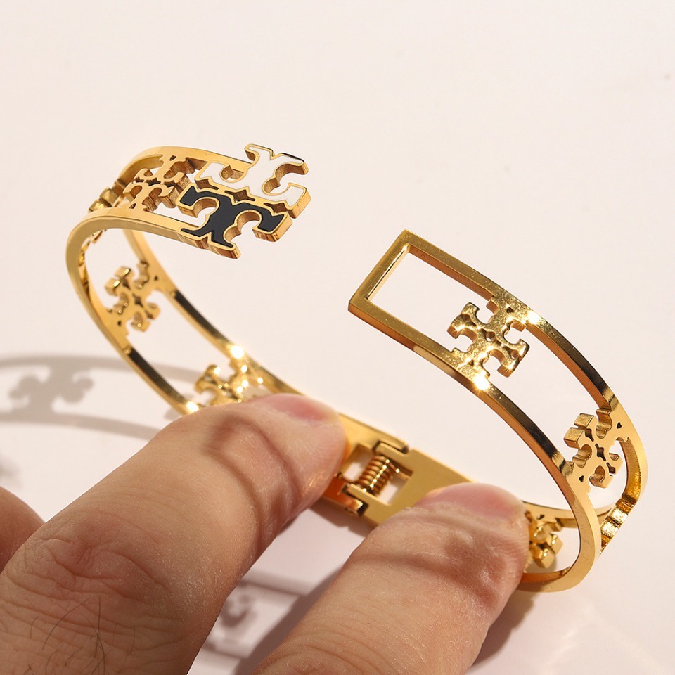 TORY BURCH Vòng Đeo Tay Bằng Thép Titan Thiết Kế Đục Lỗ Chữ TB Độc Đáo