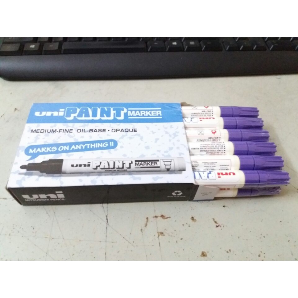 Bút sơn Uni Paint Marker nét 2.2-2.8mm, nét 0.8-1.2mm. Giá đại lý thì liên hệ Shop.