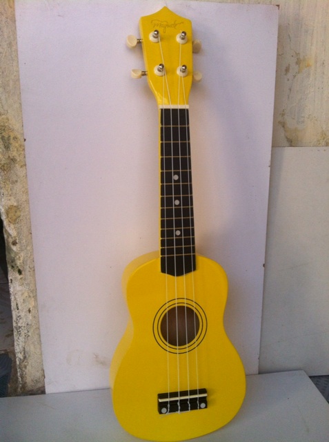 Ukulele vàng