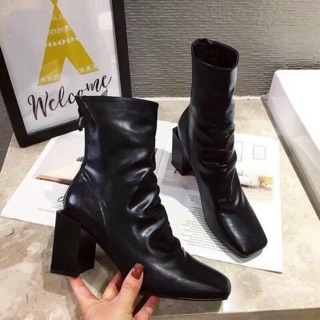 Boot da nhăn gót vuông khối đen be