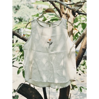 Áo sát nách Linen thêu tay - Nhà Của Moon