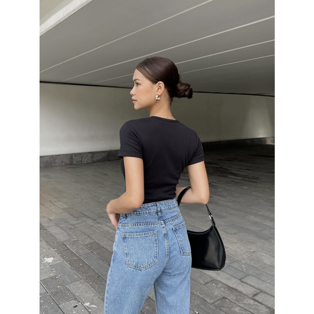 Áo Thun Trơn Nữ Tay Ngắn Cổ Tròn Màu Trắng, Đen Form Fit - FBT - Hashtagem (Freesize dưới 53kg)