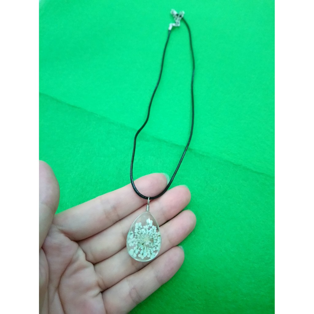 Dây chuyền vòng cổ da mặt trong suốt ép hoa khô, mẫu đẹp y hình lun vì hình shop tự chụp nha các bạn. Giá chỉ 27k bao gồ