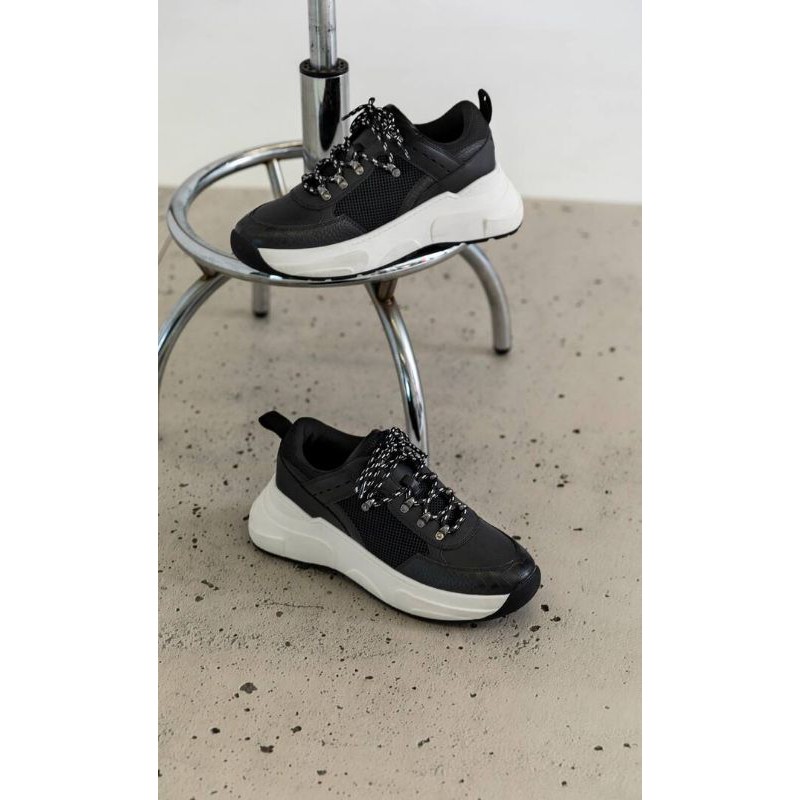Sneaker Stradivarius auth