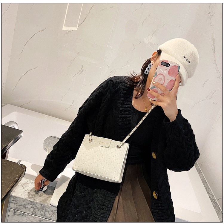 Túi da nữ cặp nách họa tiết ô lưới màu trắng hình vuông kích thước lớn và dây đeo chuỗi xích cá tính