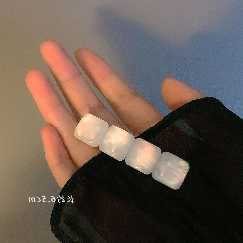 Kẹp tóc màu trắng phong cách mùa hè