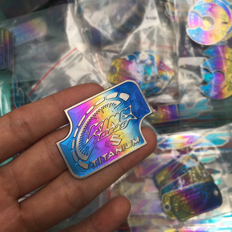 Dán nắp dầu titan Raider Satria có sẵn keo dán 3M đỏ loại tốt chống bị bong tróc