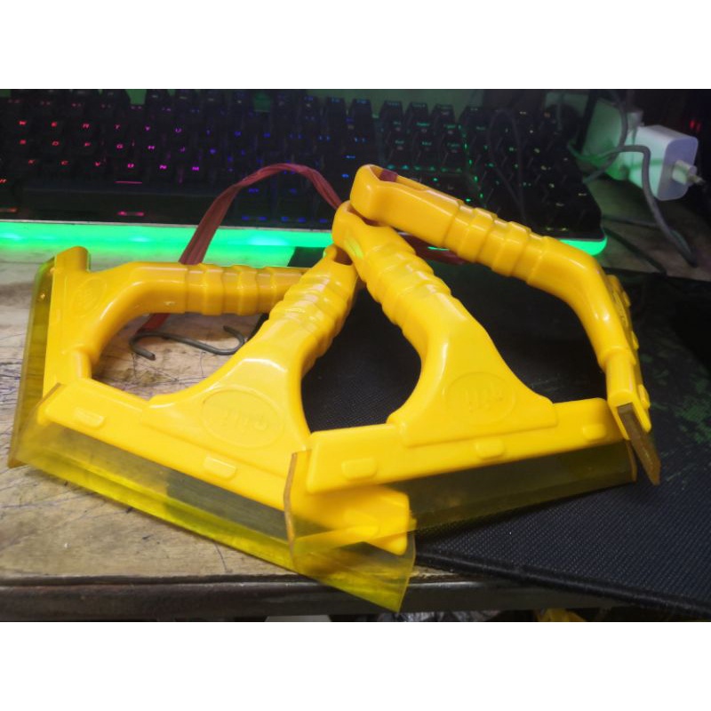 Cây gạt kính cầm tay mini