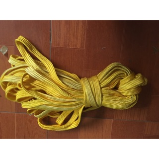 01 cuộn dây dù bẹ vàng bản 1F5(chiều dài 20-22M)