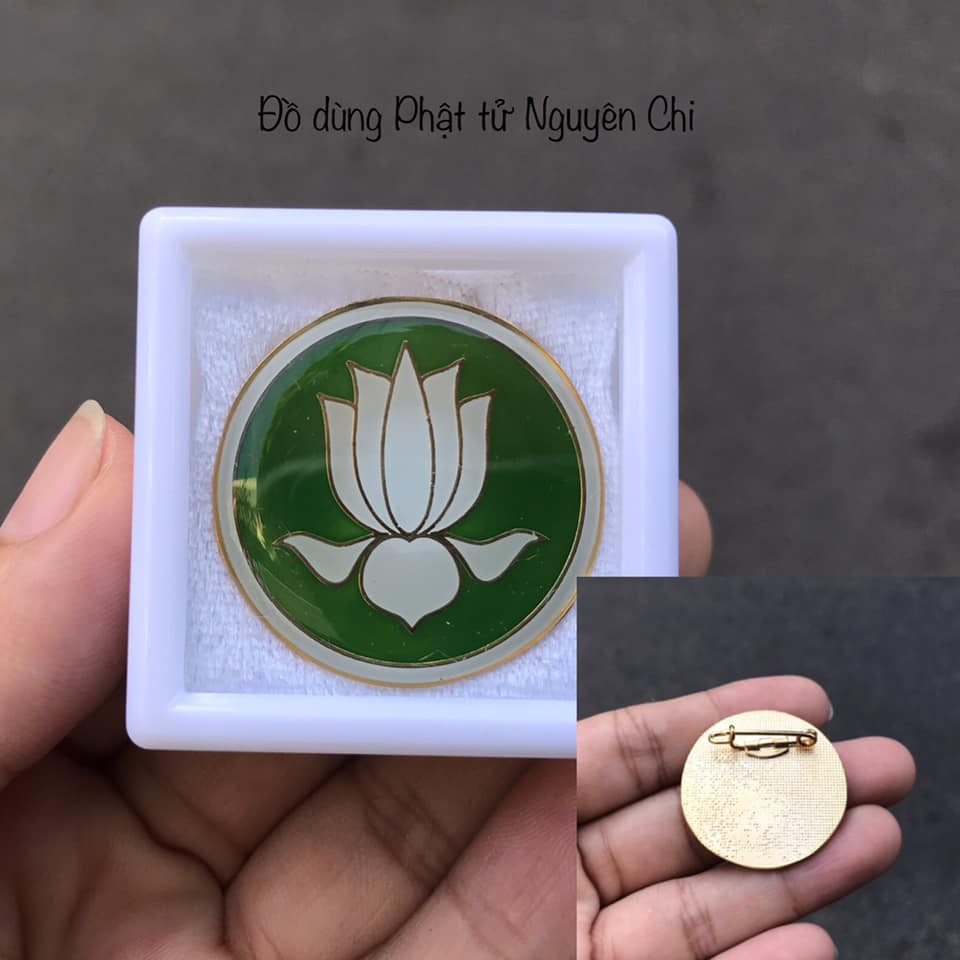 Huy hiệu hoa sen mạ vàng