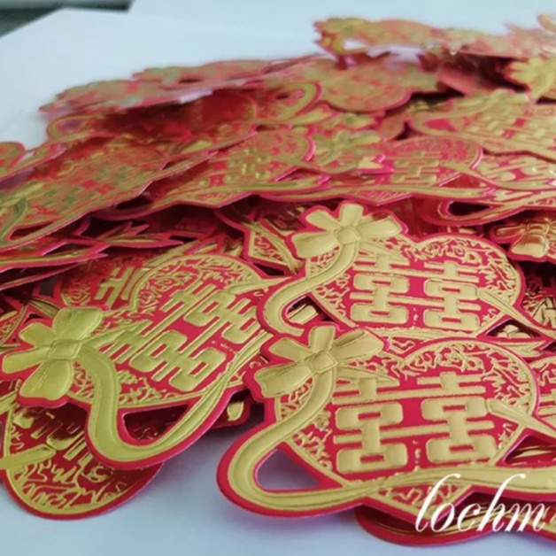 Hoa cài áo cho khách mời trong ngày cưới