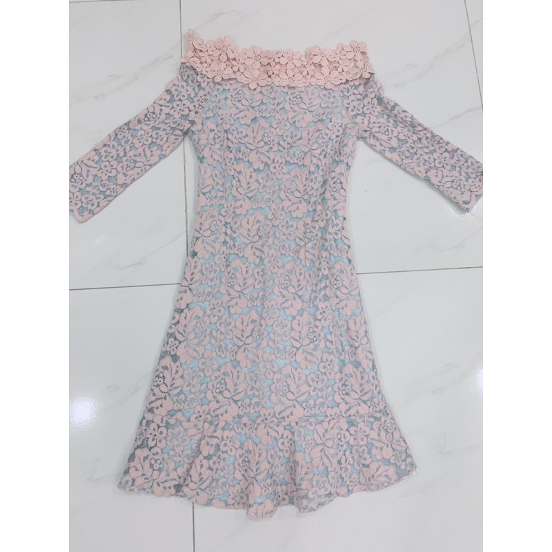 Đầm ren đuôi cá bẹt vai