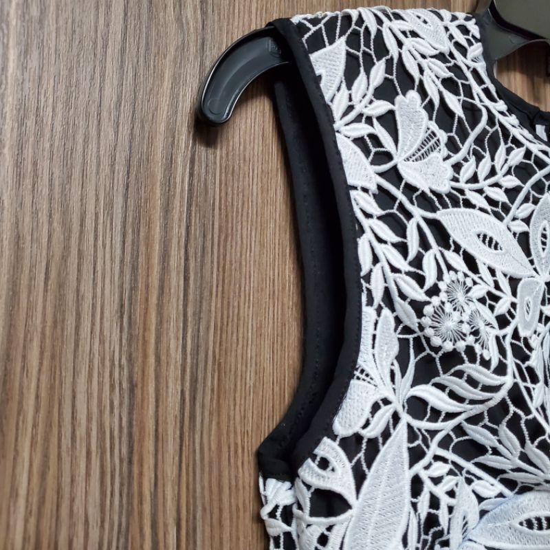 Đầm ren body thiết kế Lee Hoàng Sơn