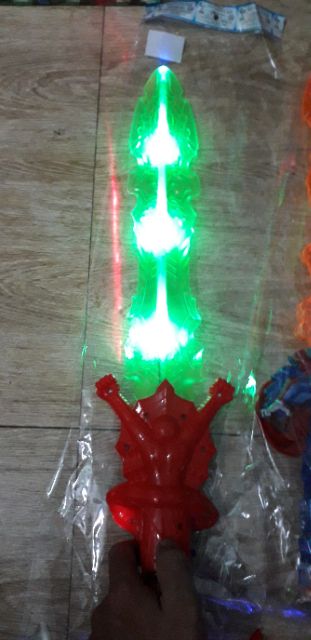 Mô hình 1 thanhkiếm dài 60cm bằng nhựa có nhạc và đèn led rất đẹp kèm pin