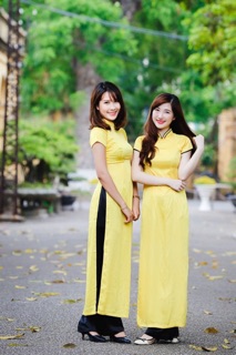 Áo dài màu vàng