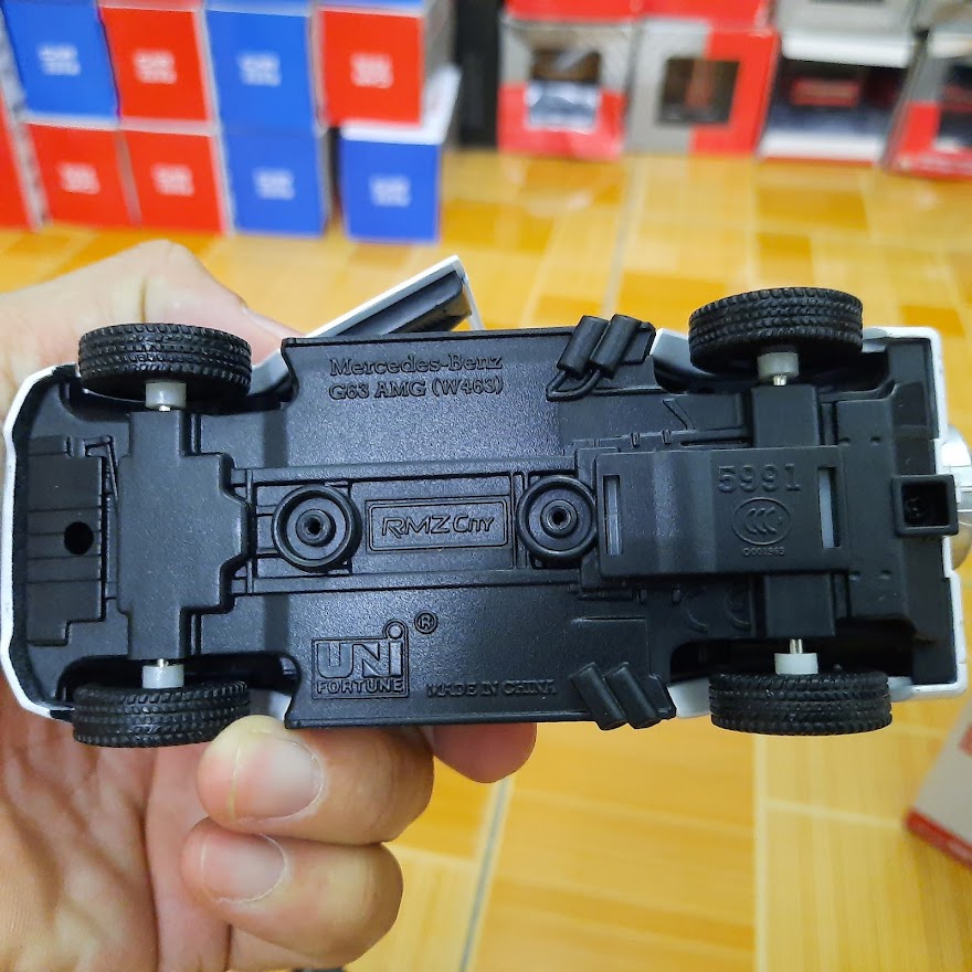 Đồ chơi trẻ em mô hình Xe ô tô Mercedes AMG G63 tỉ lệ 1:36 xe bằng kim loại mở 2 cửa xe