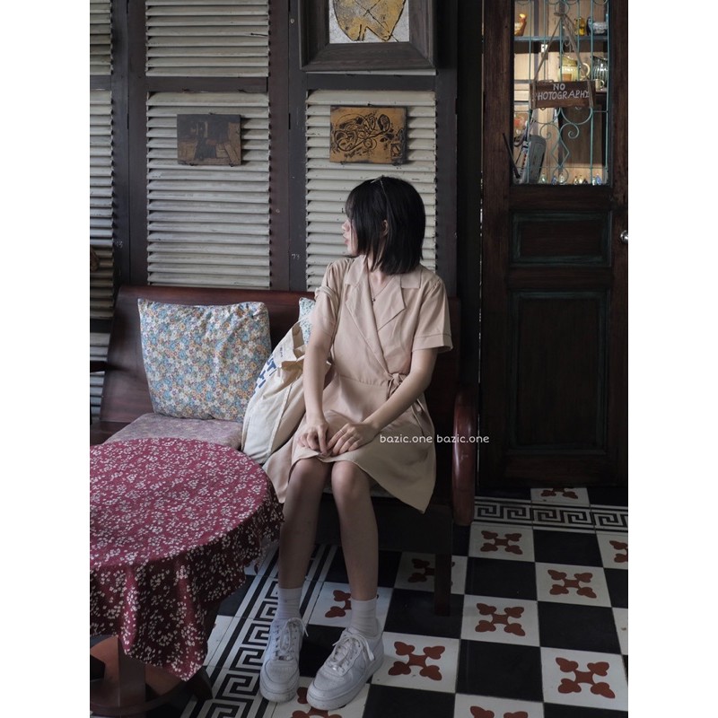 Váy cổ vest đắp chéo buộc nơ bên hông dáng ngắn Bazic one | BigBuy360 - bigbuy360.vn