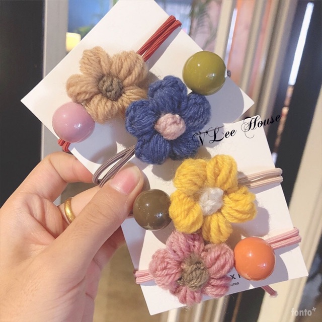 Cột tóc hoa bằng len