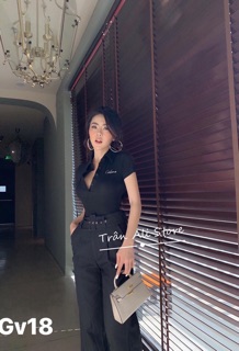 Áo thun có cổ thêu chữ phom ôm