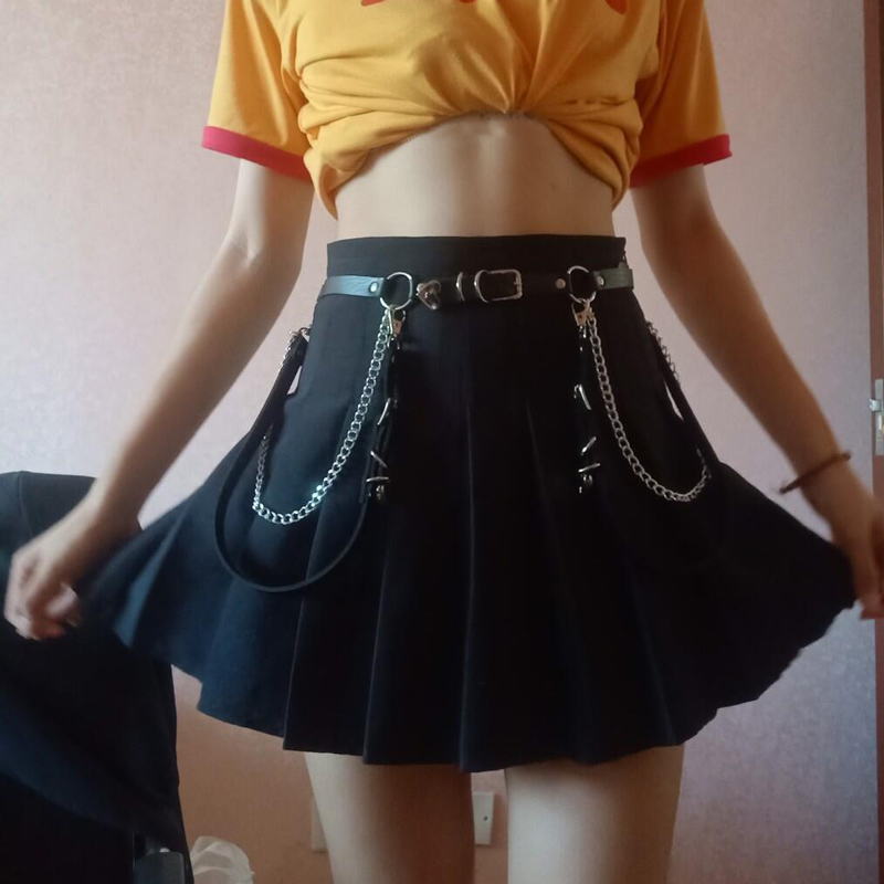 Dây xích màu đen làm phụ kiện cho chân váy ngắn