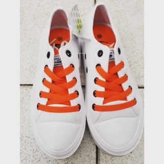 chỉ còn size 36, màu cam.Giày bata, da cao su, mềm nhẹ. Sale off