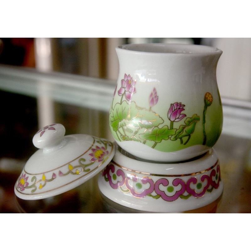 Ly nước thờ cúng hoa sen