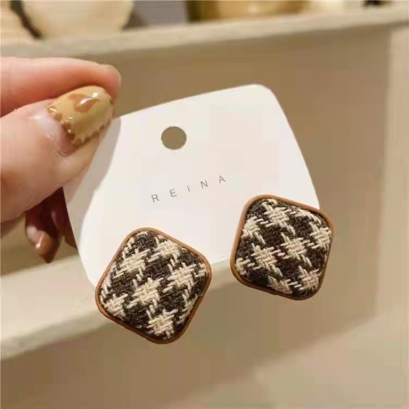 Khuyên tai nút vuông bông tai nút vuông bọc dạ tweed hoạ tiết sang chảnh BT32