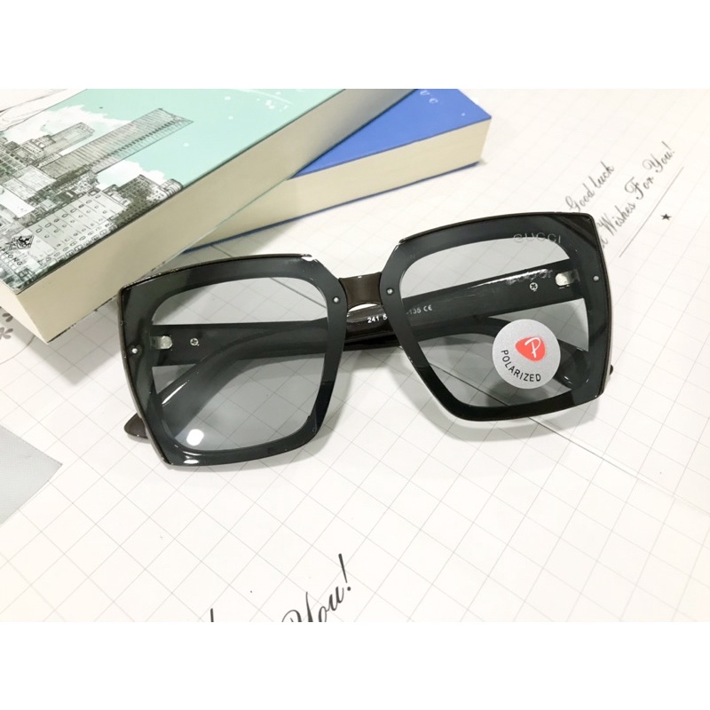 Mắt kính GC tròng polarized đổi màu khi ra nắng chống tia uv gọng nâu dày dặn chắc chắn