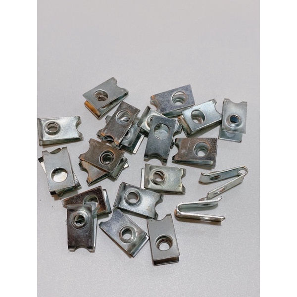 Pát kẹp 6li răng nhuyễn dài 2.4cm ngang 1.4cm màu trắng