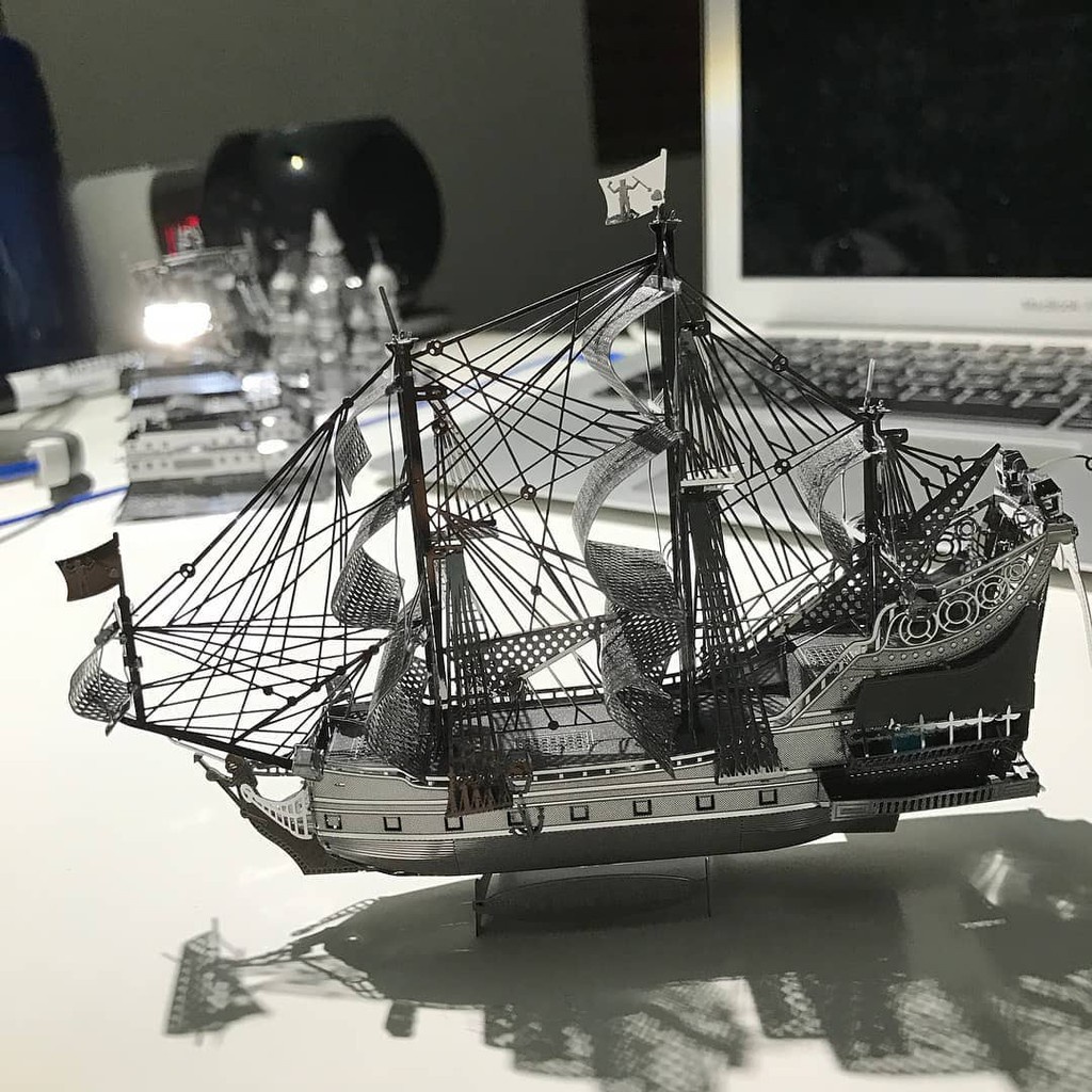Mô Hình 3D Kim Loại Tàu Queen Anne's Revenge Trong Phim Cướp Biển Vùng Caribe