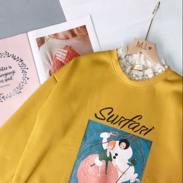 ÁO NỈ NỮ SWEATER FORM RỘNG, MÀU VÀNG IN HÌNH BẠCH TUYẾT CỔ BÈO REN, HÀNG QUẢNG CHÂU CAO CẤP | BigBuy360 - bigbuy360.vn