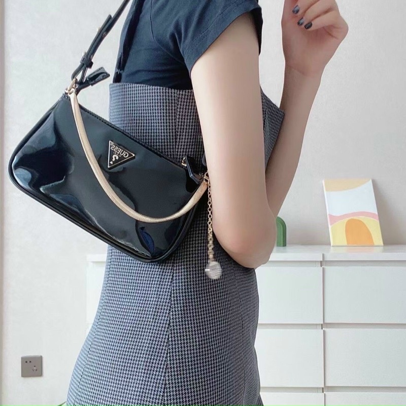 TÚI GUESS CONEY DÁNG THUYỀN