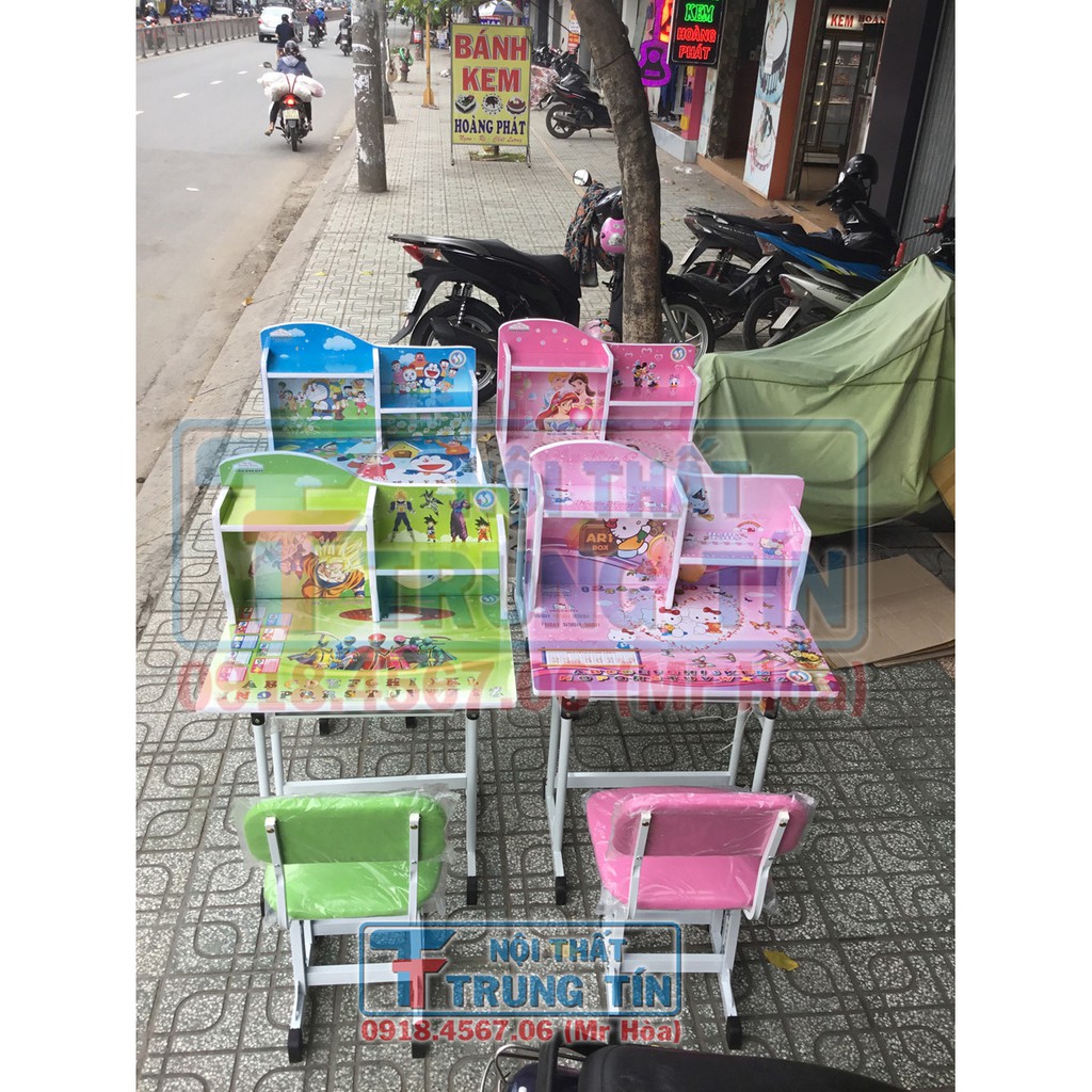 Bàn học cho bé, Hình Deremon | BigBuy360 - bigbuy360.vn