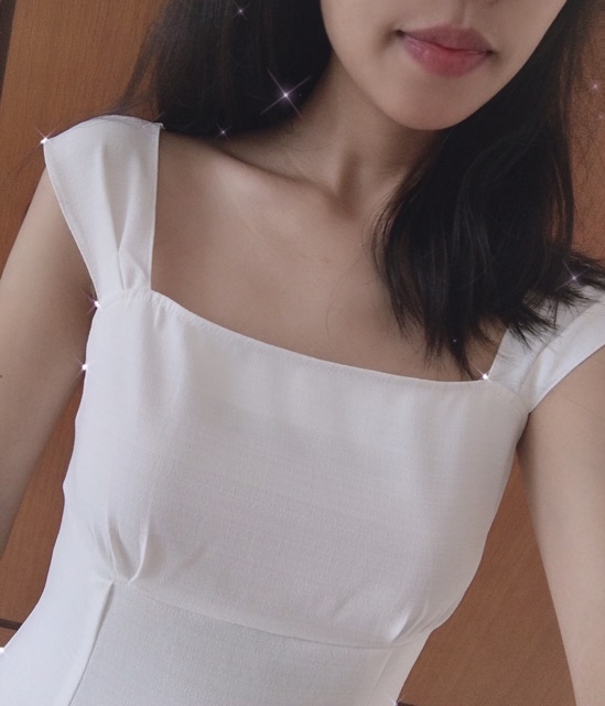 Đầm thiết kế trắng dài vai trễ, rùn ngực