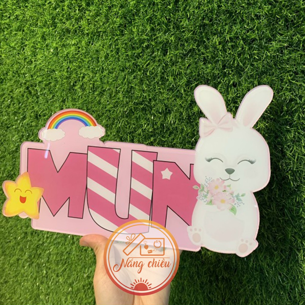 In Tên Bé Để Bàn Kèm Hình Chibi Mẫu Đẹp, chất liệu mica sáng bóng và bền đẹp