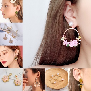 Đôi khuyên tai hình vòng tròn đính hoa trang trí dễ thương cho nữ
