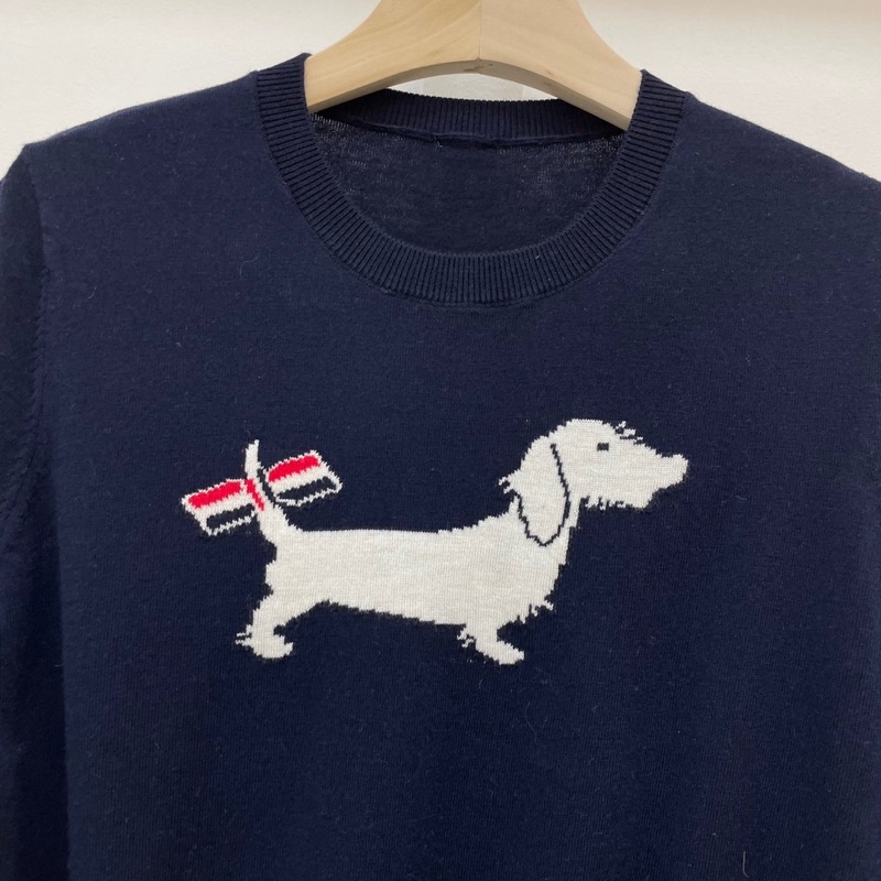 Áo len mỏng tay ngắn dáng rộng in hình con chó thương hiệu Thom Browne cao cấp
