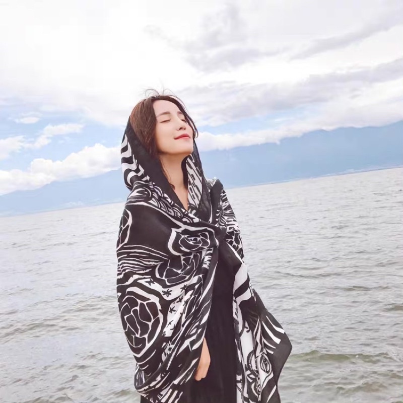 [Hàng Loại 1] Khăn Choàng Đi Biển Hoạ Tiết Trắng Đen Cá Tính