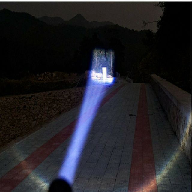 Đèn pin siêu sáng USA Cao Cấp Có Zoom kèm sạc và dây đeo tia sáng trắng