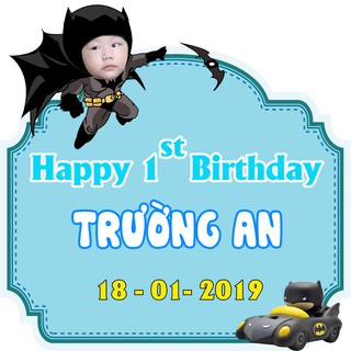 Bảng tên chibi bé treo ở backround hoặc để bàn galary