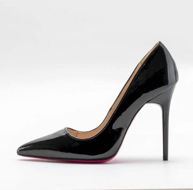 Giày cao gót mũi nhọn đen bóng