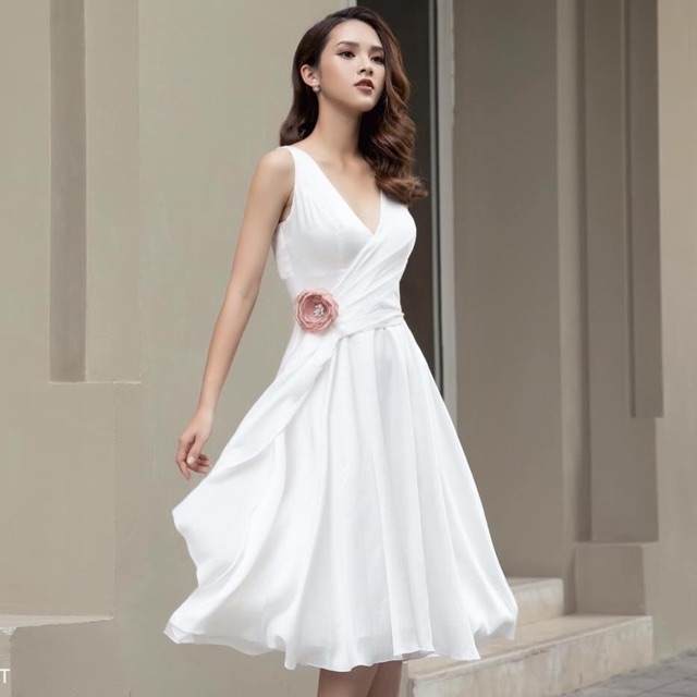 Váy lụa trắng