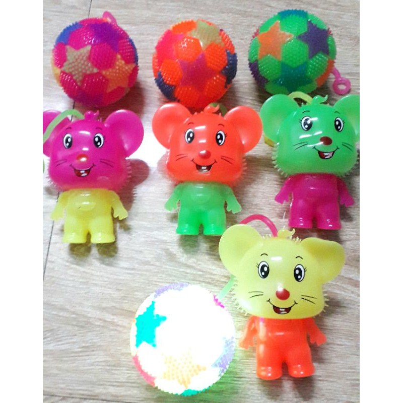 Một quả bóng đèn hoặc chú gấu đèn bằng nhựa chít chít rất đẹp