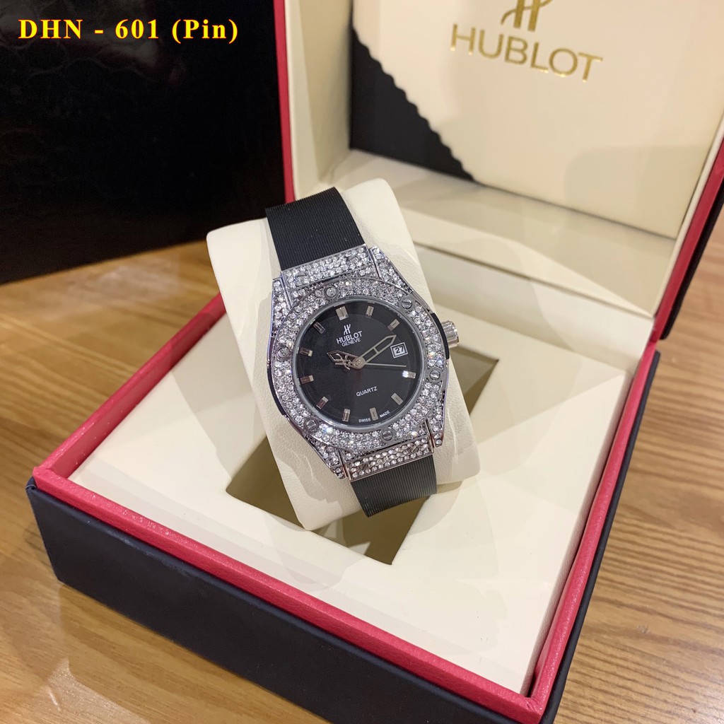 Đồng hồ nữ Hublot mặt tròn đính đá size 36 dây cao su thơm DHN502