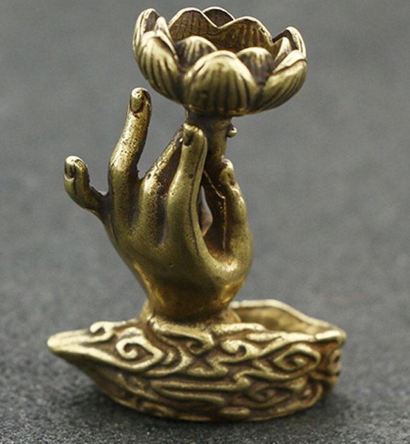 Đế cắm trầm Tay Phật cầm hoa sen bằng đồng cao 57mm