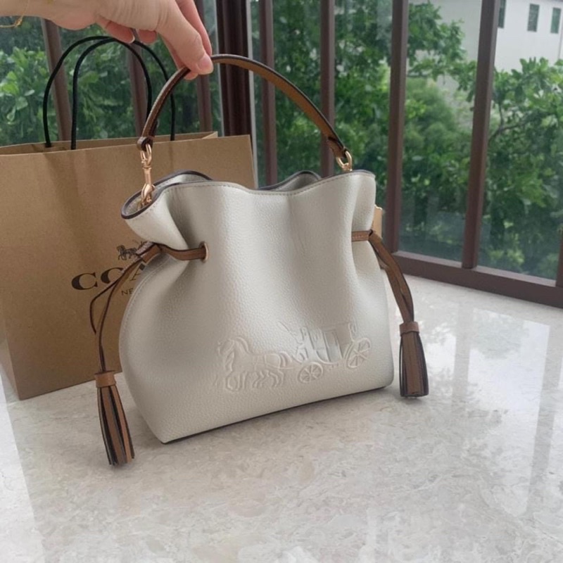 TNS-Túi bucket rút dây đeo chéo siêu hottrend Andy tote bag-da mềm hoạ tiết ngựa đặc trưng hãng-màu trắng classic