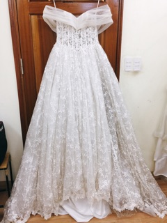 Váy cưới vai ngang thanh lý